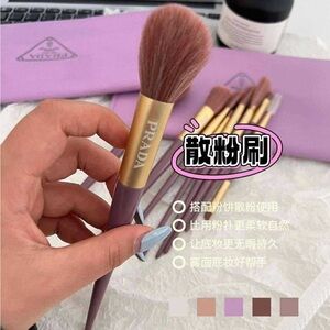 Makeup brush